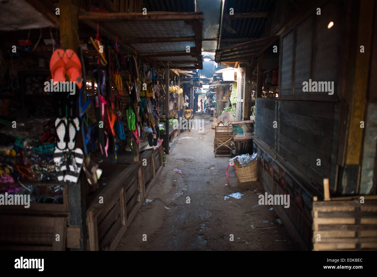 Dunkle Gasse, Thiri Mingalar Zay Markt, Loikaw Stockfoto