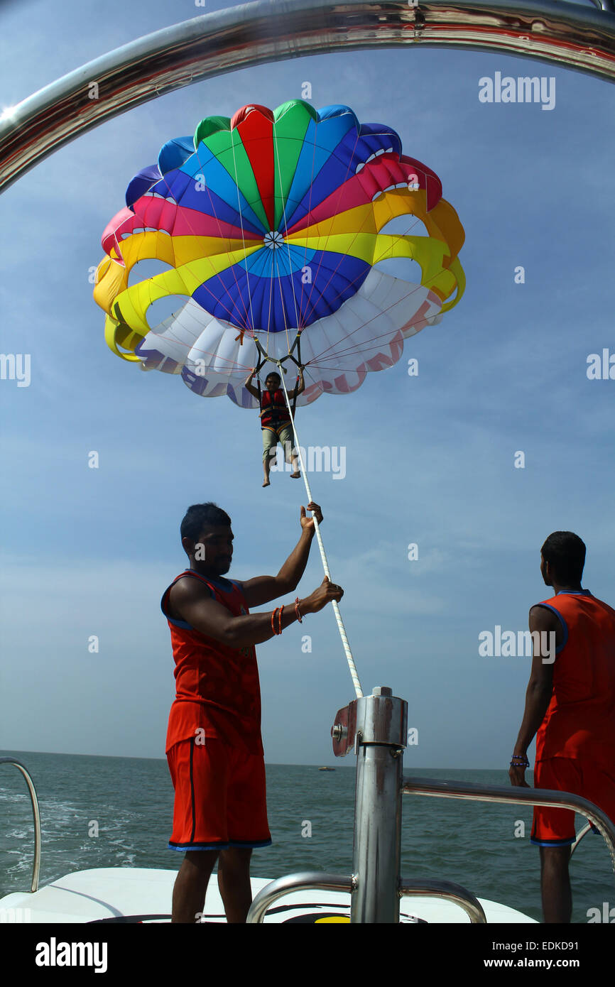 Strand Parasailing in Utorda, Go, Indien Stockfoto