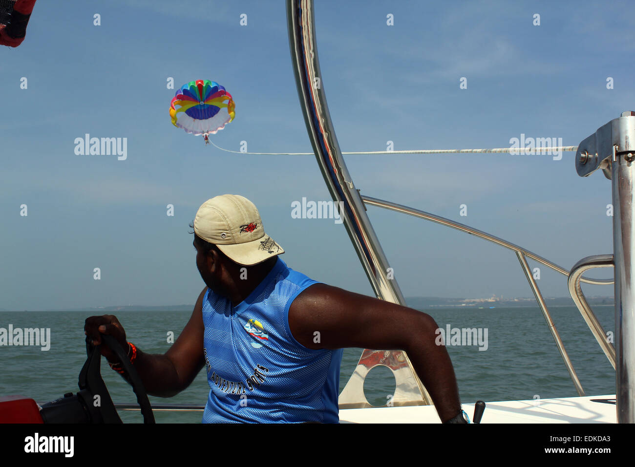 Strand Parasailing in Utorda, Go, Indien Stockfoto