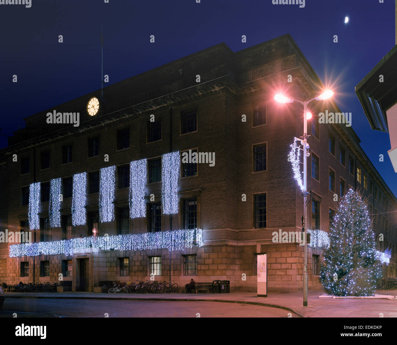 Die Guildhall Cambridge mit Weihnachtsbeleuchtung Stockfoto