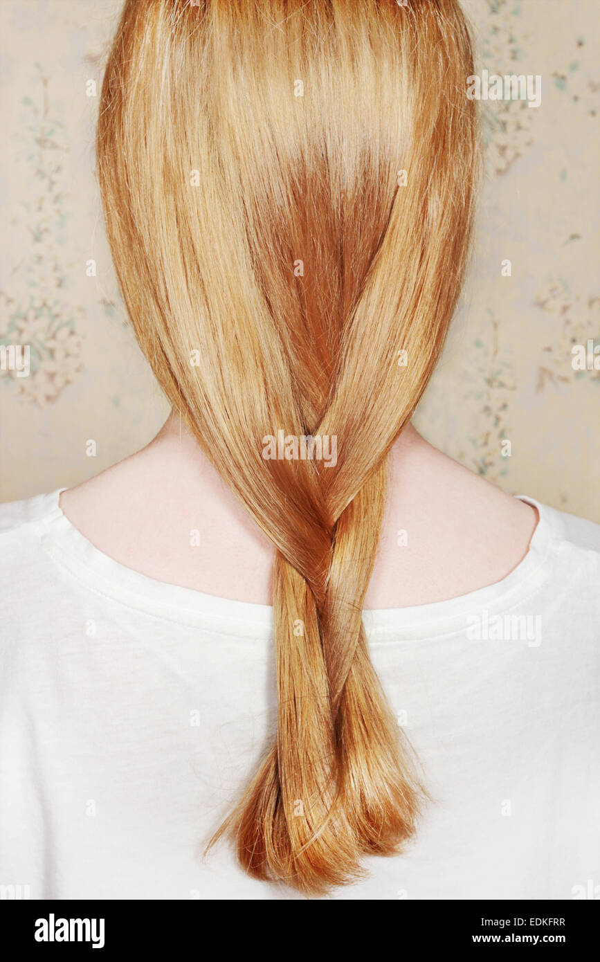 Junges Mädchen mit langen blonden Haaren Stockfoto