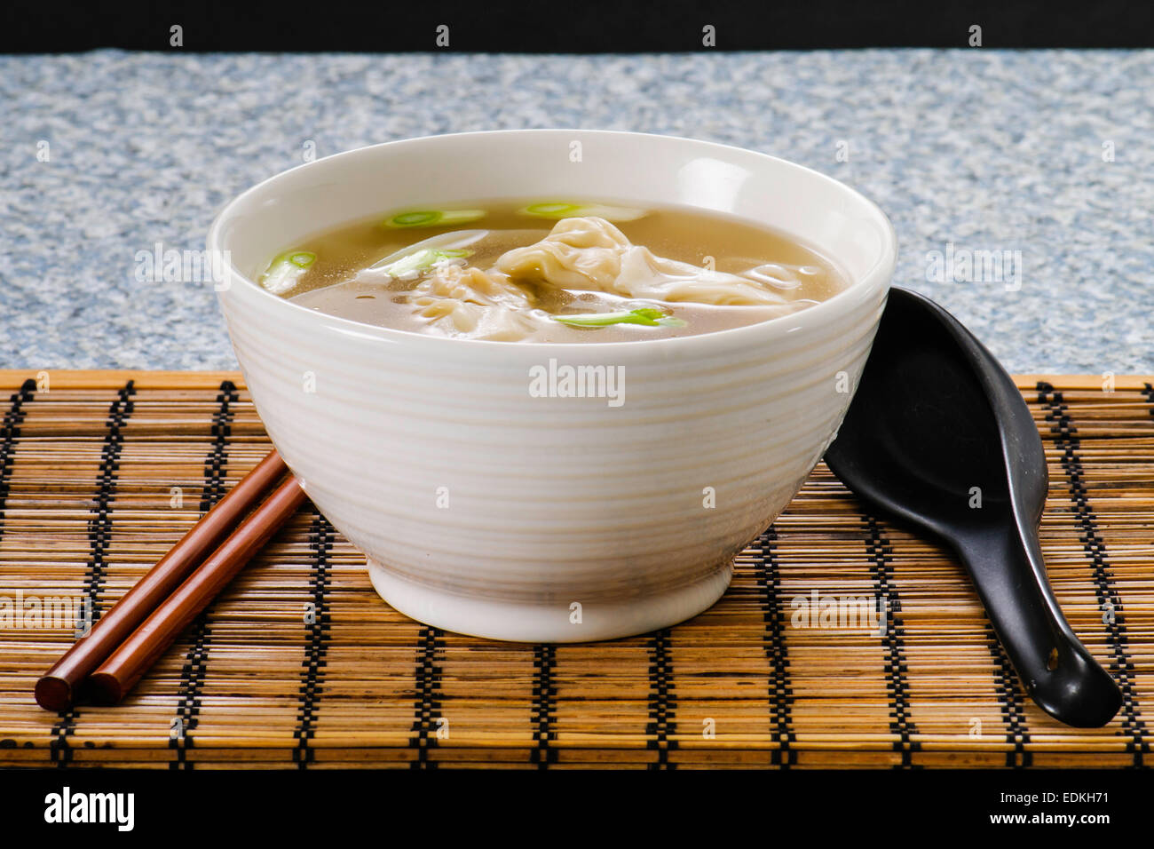 Asiatische Won Ton Knödelsuppe Stockfoto