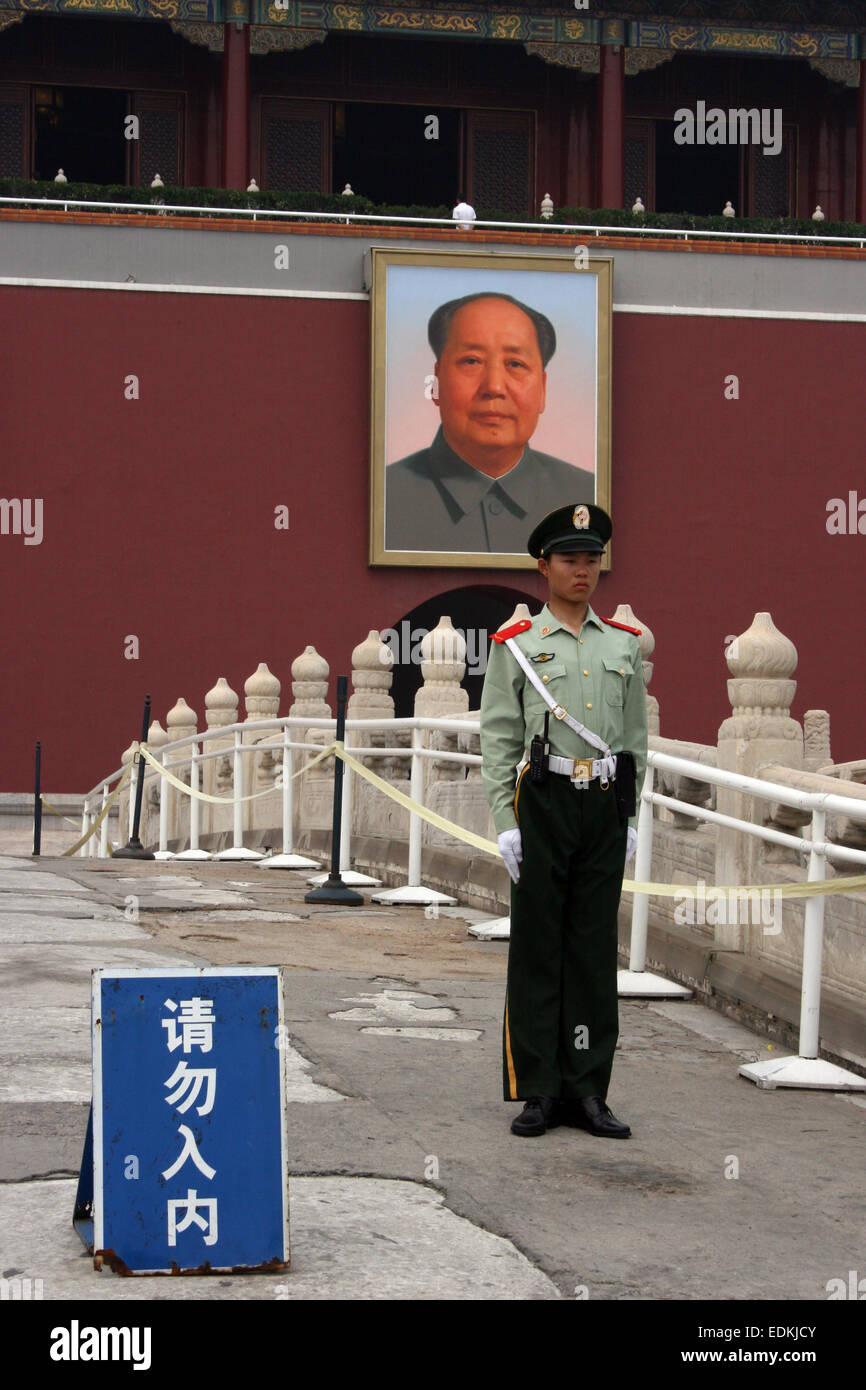 Eine Wache am Eingang zur verbotenen Stadt in Peking, China Stockfoto