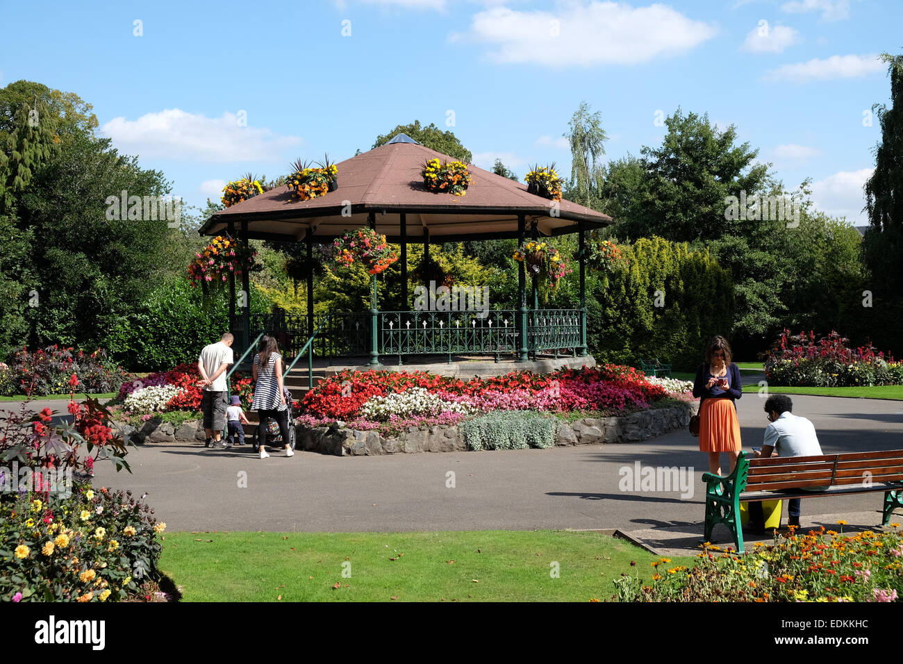 Menschen, die genießen Sommer in Queens Park loughborough Stockfoto