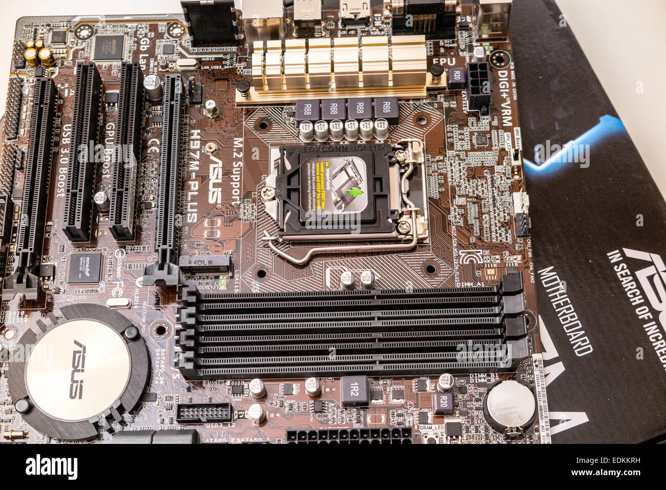 Ein Asus H97M-Mainboard für den 4. und 5. Generation Intel-Prozessoren mit einem Sockel 1150 Stockfoto