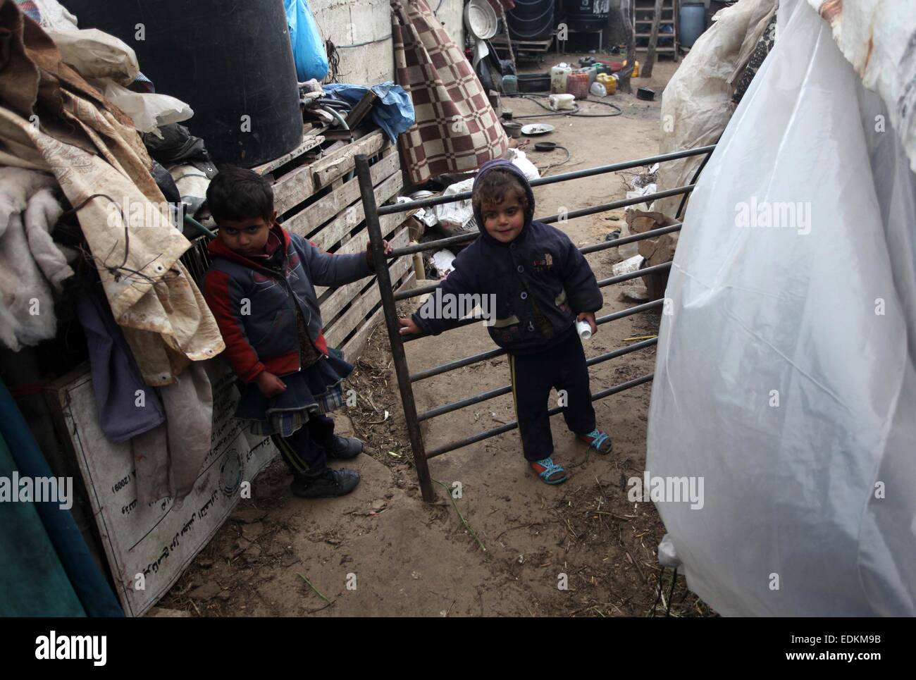 Gaza-Stadt, Gazastreifen, Palästinensische Gebiete. 7. Januar 2015. Palästinensischen Beduinen-Kinder spielen draußen ihr Zelt in einer Beduinen-Siedlung südlich von Gaza-Stadt am 7. Januar 2015. Ein Sturm gebeutelt Nahost mit Schneestürmen, Regen und starkem Wind am Mittwoch, den Menschen zu Hause in weiten Teilen der Region zu halten und Bedenken für syrische Flüchtlinge vor frostigen Temperaturen in dürftigen Unterständen. Der Sturm wird es voraussichtlich dauern mehrere Tage, drohen weitere Störungen im Libanon, Syrien, Türkei, Jordanien, Israel, das Westjordanland und den Gaza-Streifen, die alle betroffen sind (Credit-Bild: © Stockfoto