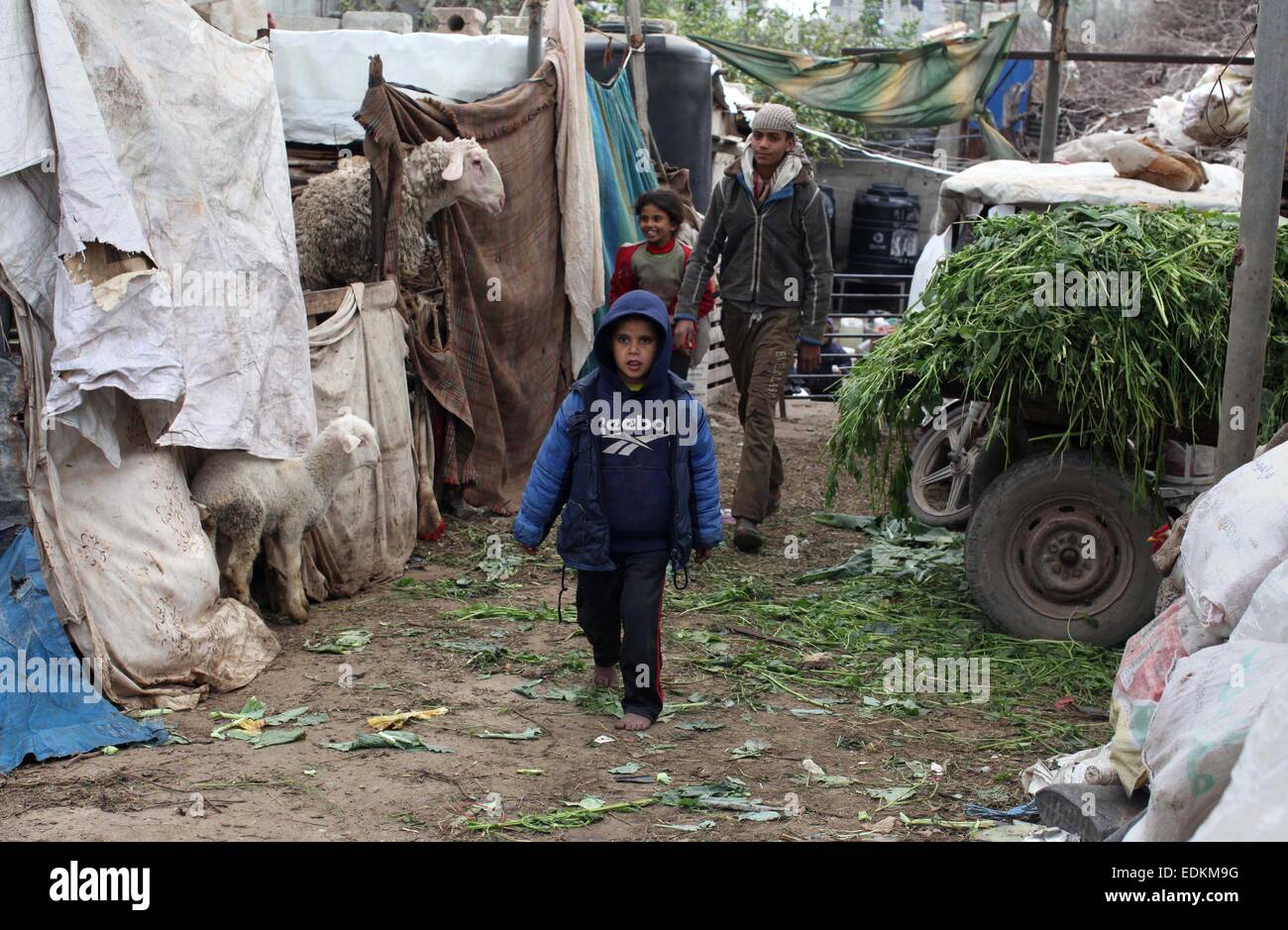 Gaza-Stadt, Gazastreifen, Palästinensische Gebiete. 7. Januar 2015. Palästinensischen Beduinen-Kinder spielen draußen ihr Zelt in einer Beduinen-Siedlung südlich von Gaza-Stadt am 7. Januar 2015. Ein Sturm gebeutelt Nahost mit Schneestürmen, Regen und starkem Wind am Mittwoch, den Menschen zu Hause in weiten Teilen der Region zu halten und Bedenken für syrische Flüchtlinge vor frostigen Temperaturen in dürftigen Unterständen. Der Sturm wird es voraussichtlich dauern mehrere Tage, drohen weitere Störungen im Libanon, Syrien, Türkei, Jordanien, Israel, das Westjordanland und den Gaza-Streifen, die alle betroffen sind (Credit-Bild: © Stockfoto