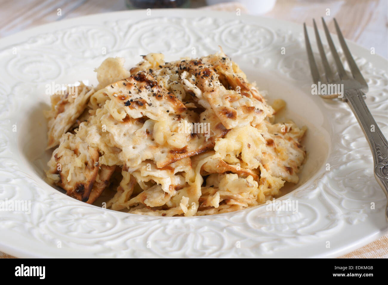 Matzo Brei eine aschkenasische Juden Rezept der Angefeuchteten matzo Cracker gebraten mit Eier traditionell am Pass über gegessen Stockfoto