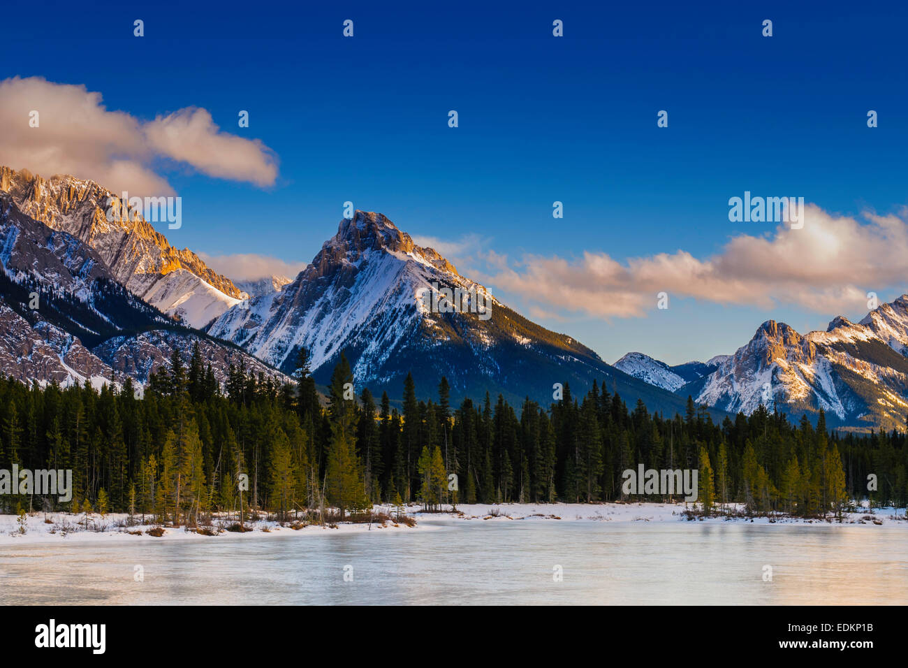 Landschaftlich reizvolle Winter Blick auf die Rocky Mountains, Peter Lougheed Provincial Park, Kananaskis Country Alberta Kanada Stockfoto