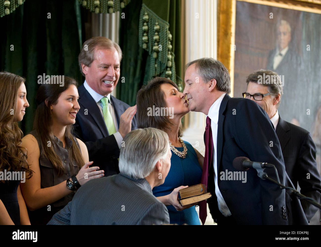 Ken Paxton (rechts) erhält Kuss von seiner Frau, als er ins Amt als Texas Attorney General im Übergang Zeremonien vereidigt wird. Stockfoto