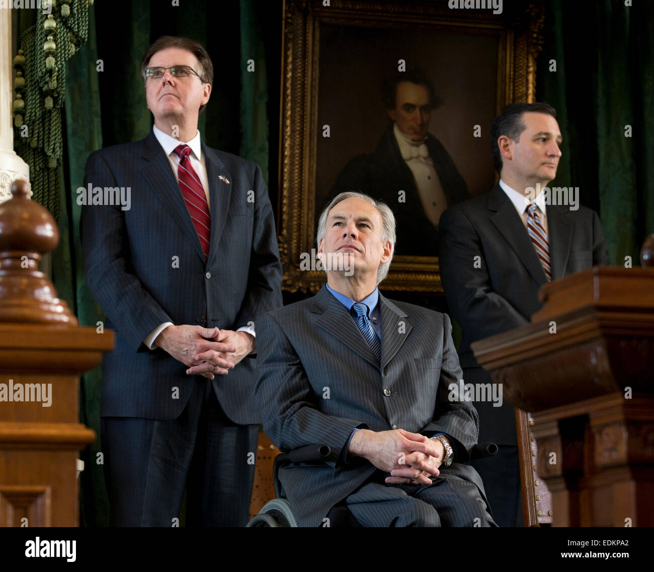 Texas Vizegouverneur Dan Patrick l, hört mit eingehenden Texas Gouverneur Greg Abbott (c) und US-Senator Ted Cruz im Texas Capitol. Stockfoto