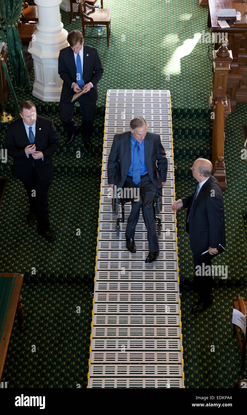 Eingehende Texas Gouverneur Greg Abbott grüßt Gönner, als er das Senat von Texas-Podium während Übergang Zeremonie auf dem Kapitol geht Stockfoto