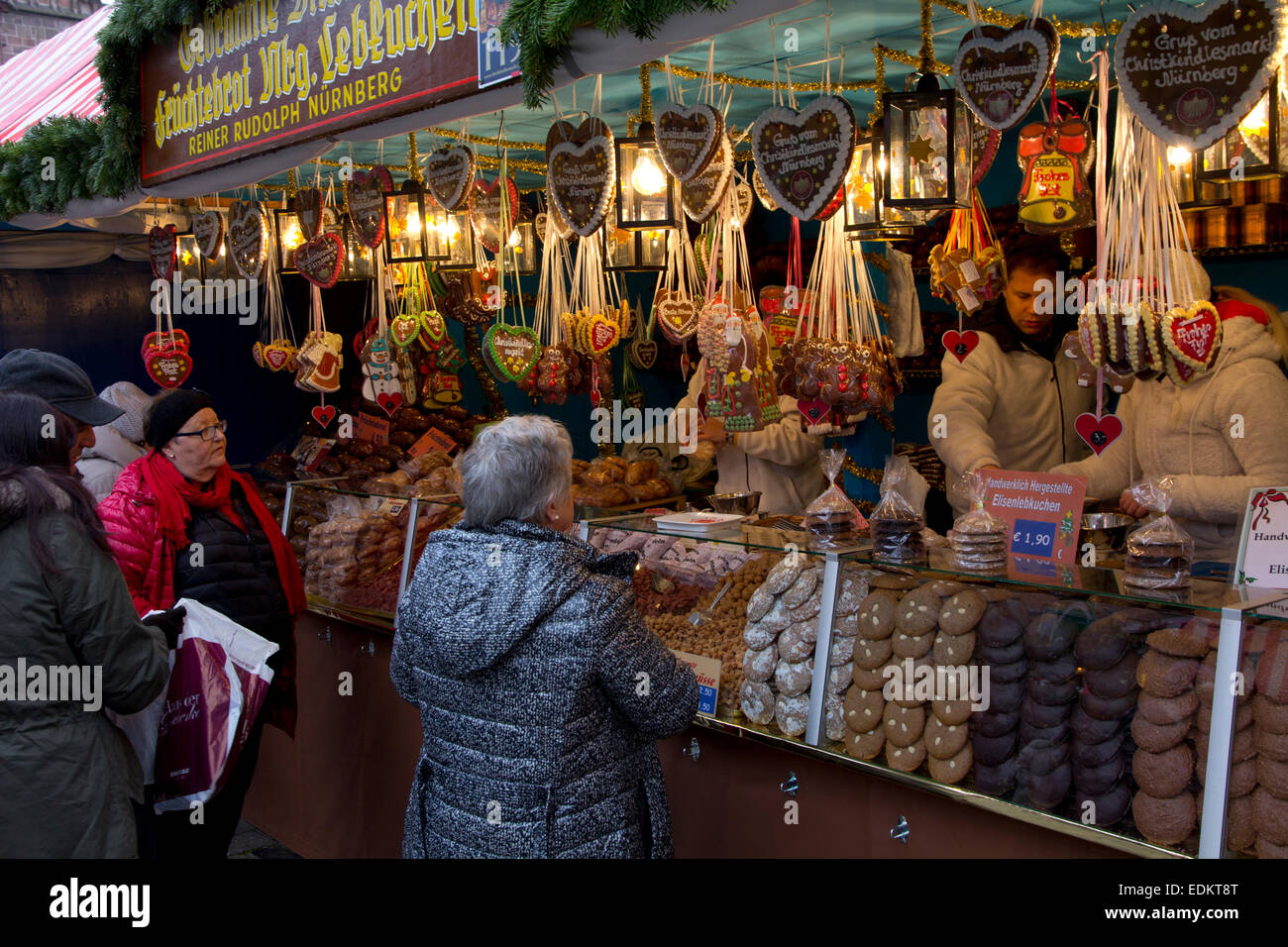 Berühmte Nürnberger Christkindlmarkt (Weihnachtsmarkt) wird jedes Jahr von Ende November bis Heiligabend, Hauptmarkt inszeniert. Stockfoto