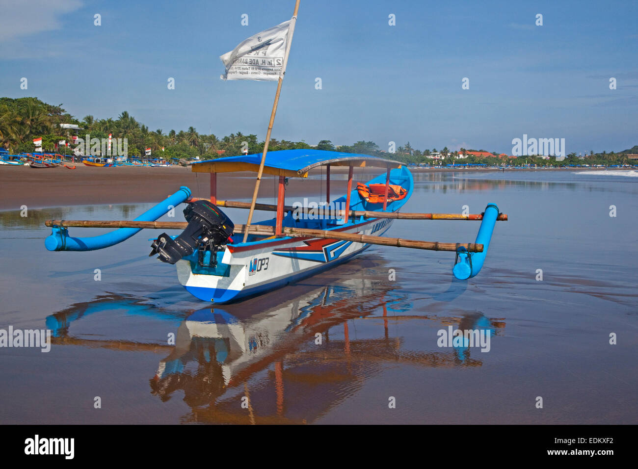 Indonesische Jukung, traditionellen hölzernen Ausleger-Kanu am Strand von Pangandaran entlang des Indischen Ozeans, West-Java, Indonesien Stockfoto