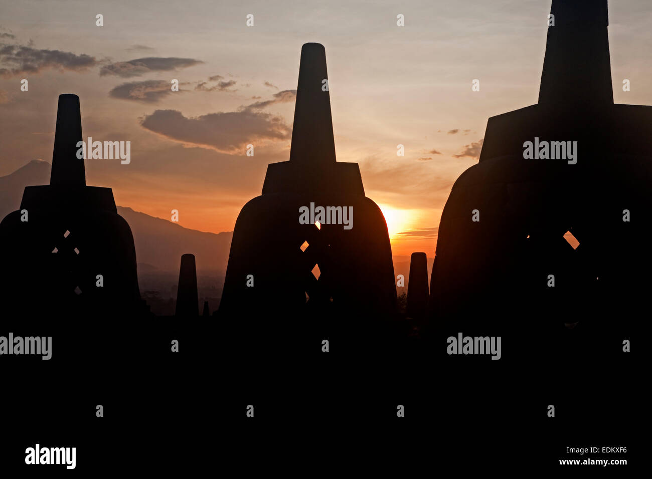 Silhouette Stupas des Borobudur / Barabudur, 9. Jh. Mahayana buddhistischen Tempel bei Sonnenuntergang in Magelang, Java, Indonesien Stockfoto