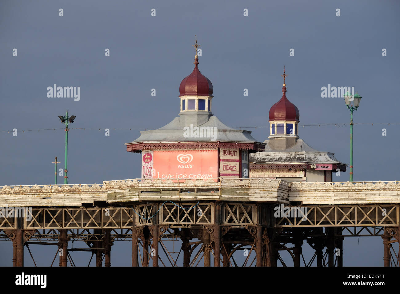 Blackpool Lancashire: Nordpier suchen Wetter geschlagen Stockfoto