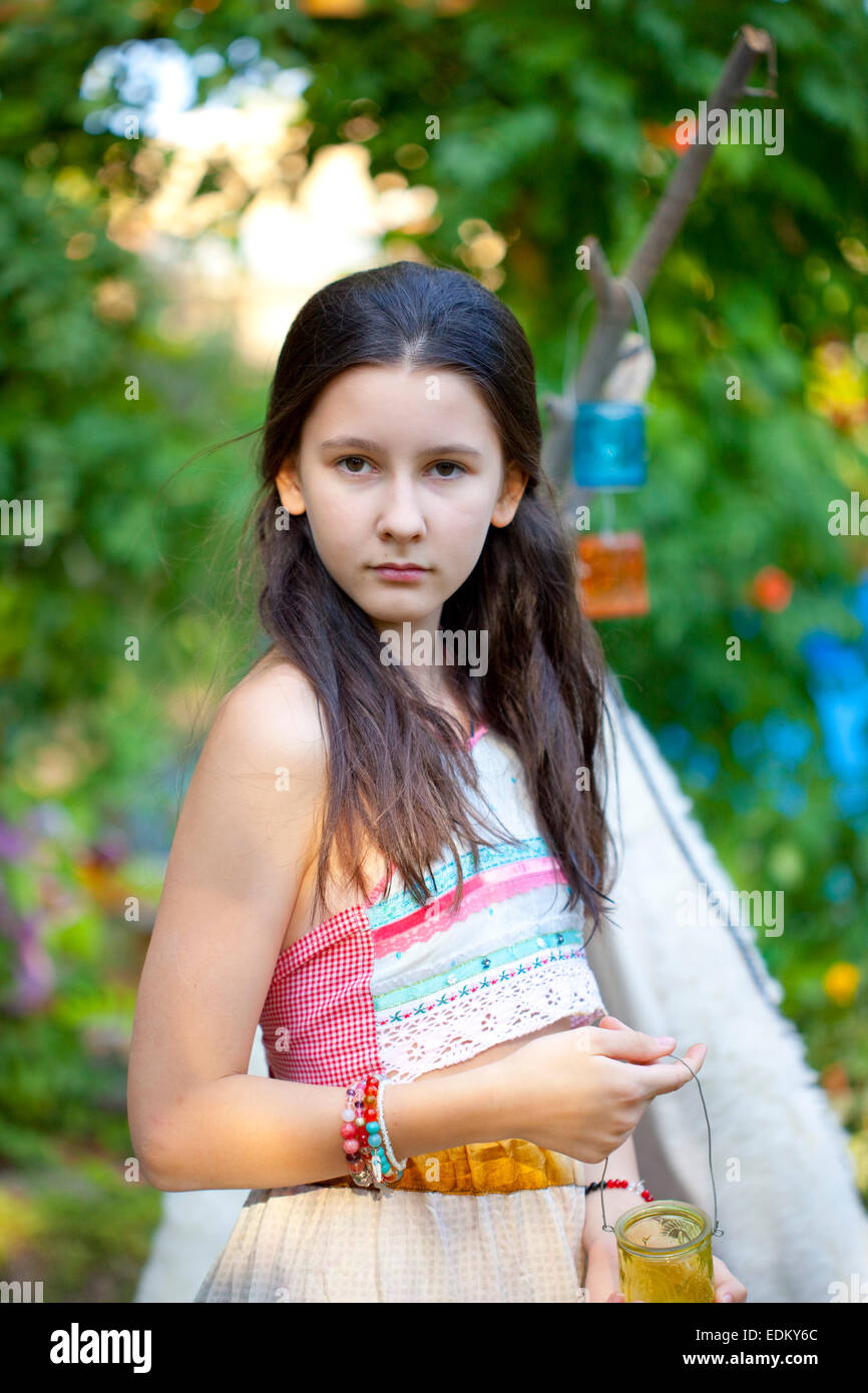 Porträt von Teenager-Mädchen in einen Zigeuner Sommer Kleider im Garten  Stockfotografie - Alamy