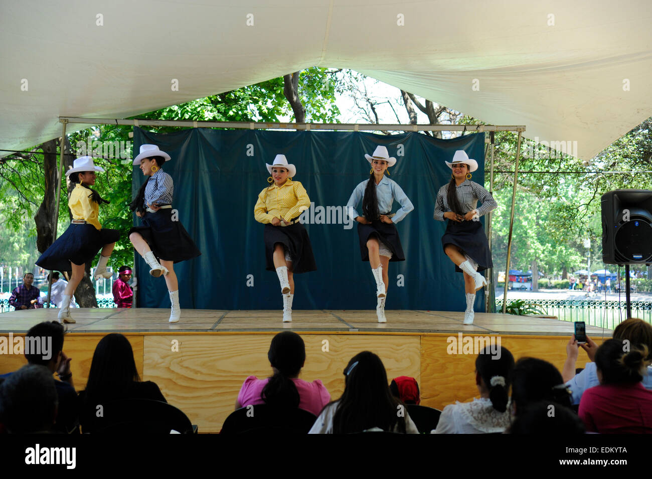 High School Tanz Klasse Ausstellung von traditionellen mexikanischen Tänzen im Chapultepec-Park, Mexico City, Mexiko. Stockfoto