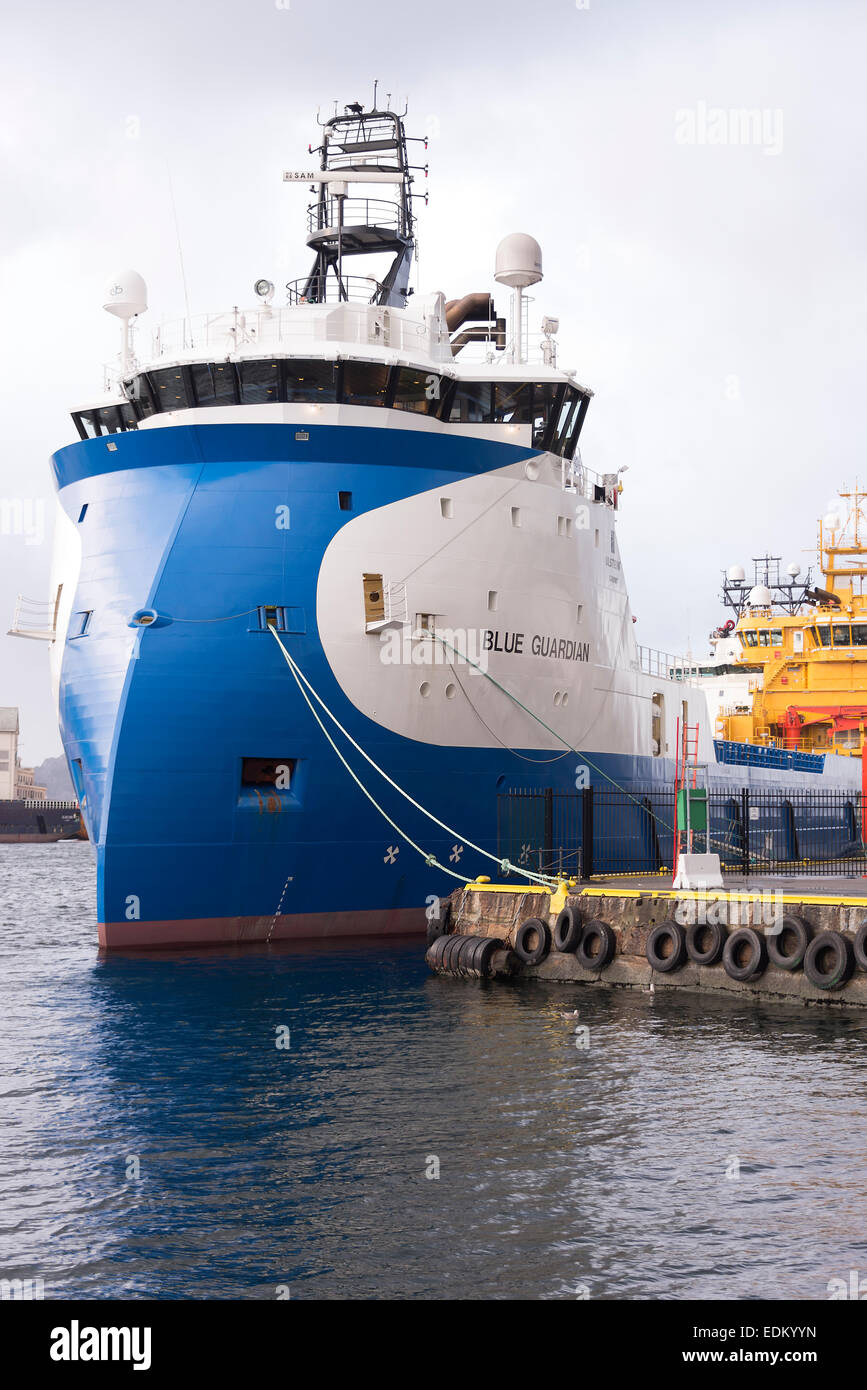 Die Plattform-Versorgungsschiff blau Guardian im Hafen von Bergen Norwegen mit anderen Oil Rig PSV Schiffen Stockfoto