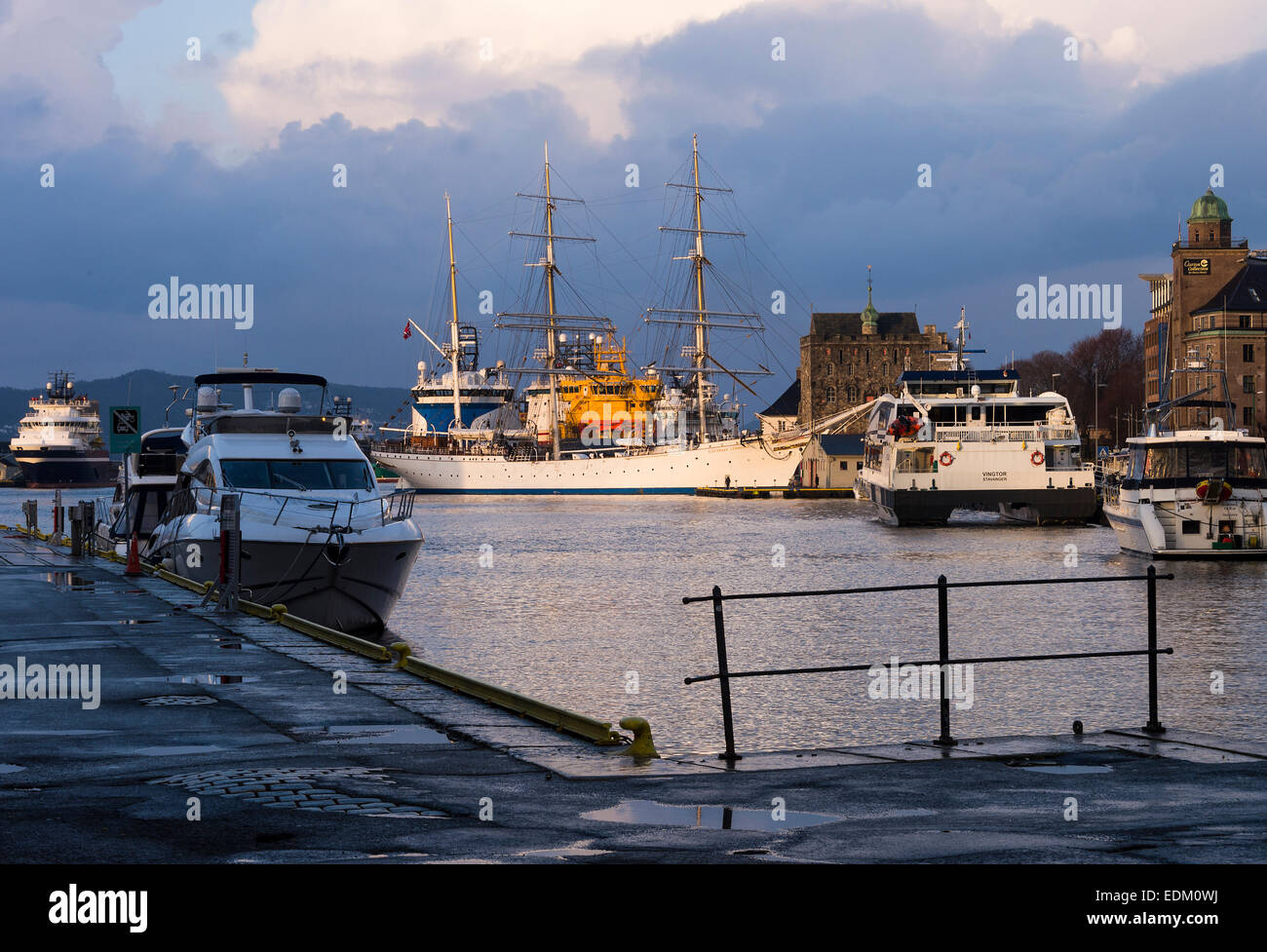 Die drei Masten norwegischen Stahl Nachen Großsegler Statsraad Lehmkuhl Segel Schiff angedockt in Bergen Hafen Norwegen Stockfoto