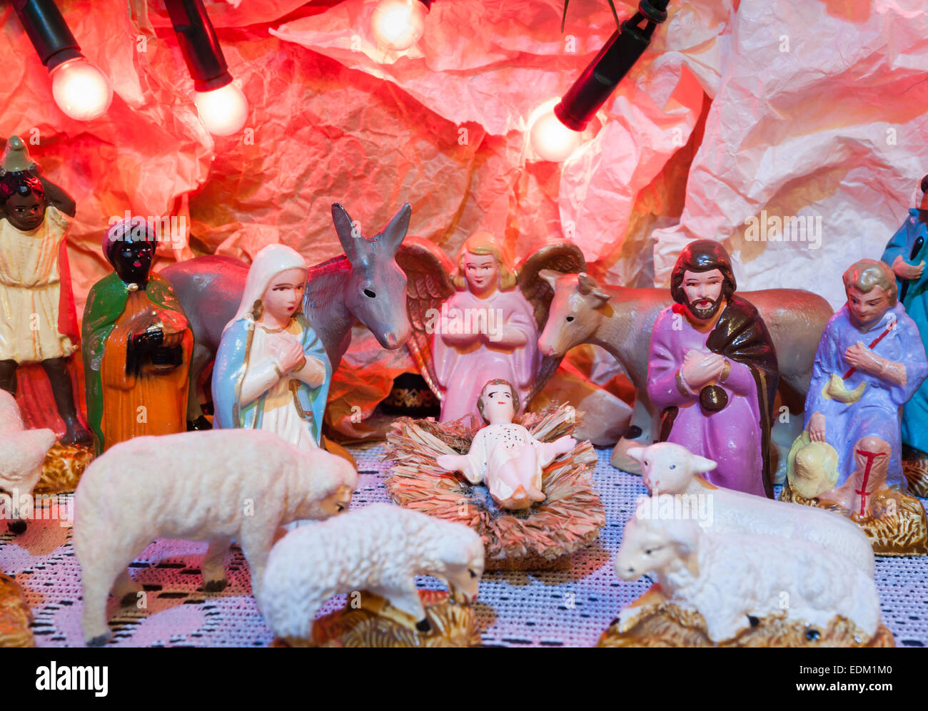 Krippe mit bunten Figuren der Heiligen Maria Joseph drei Könige und Tiere symbolisieren Jesus Geburtsort Bethlehem Krippe Stockfoto