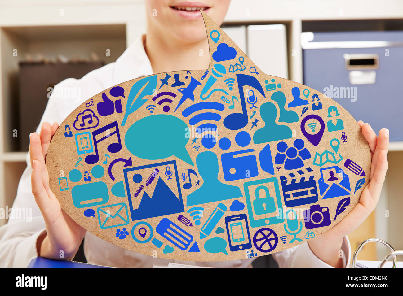 Business-Frau im Büro mit vielen flach social Media-Symbole in einer Sprechblase Stockfoto