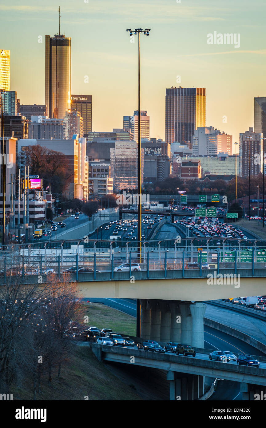 Sonnenuntergang leuchtet die Stadt Atlanta während der Feierabendverkehr entlang der I-75/ich-85-Stecker durch die Innenstadt. USA. Stockfoto