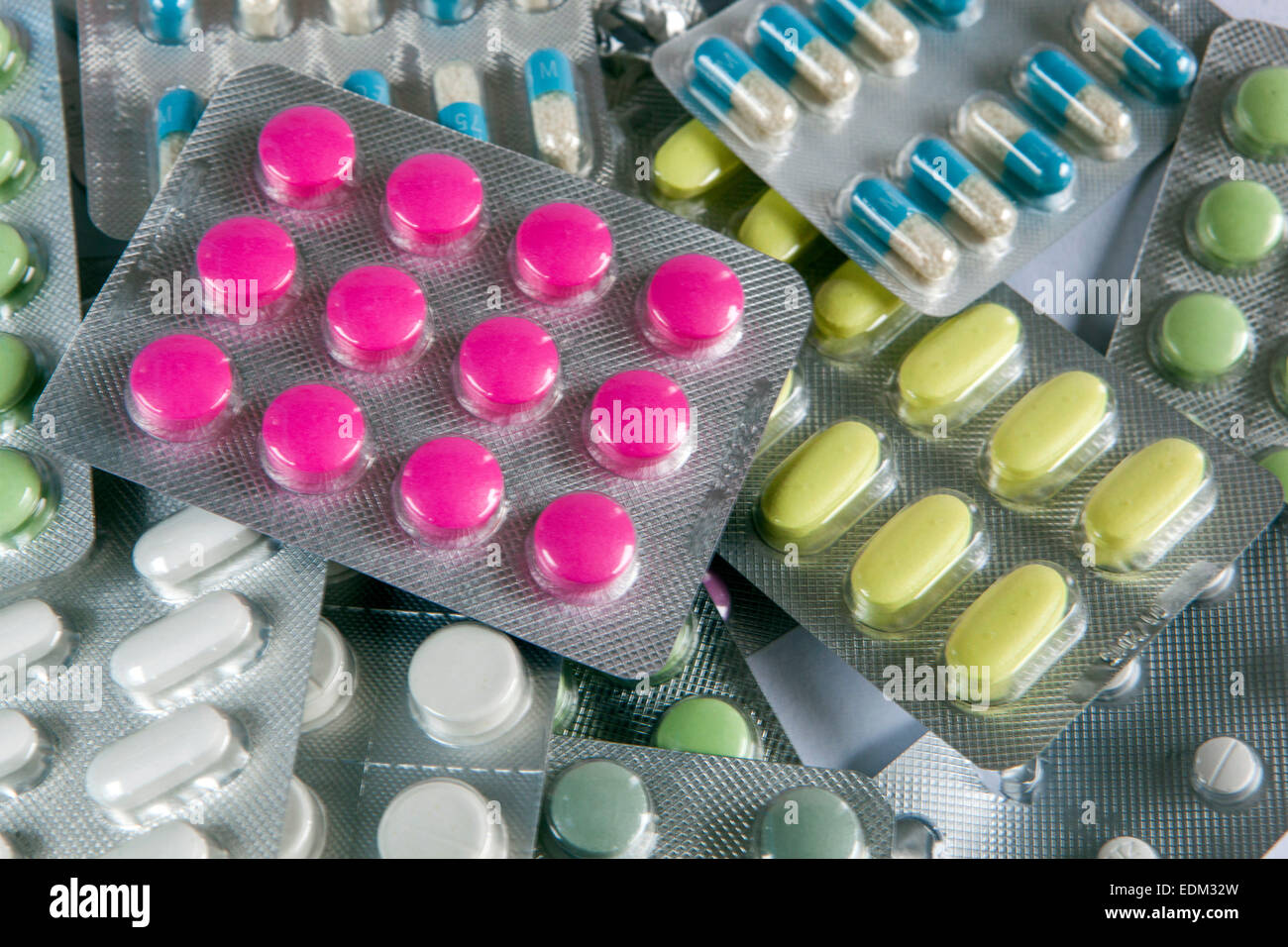 Kapseln und bunte Pillen Tabletten Stockfoto