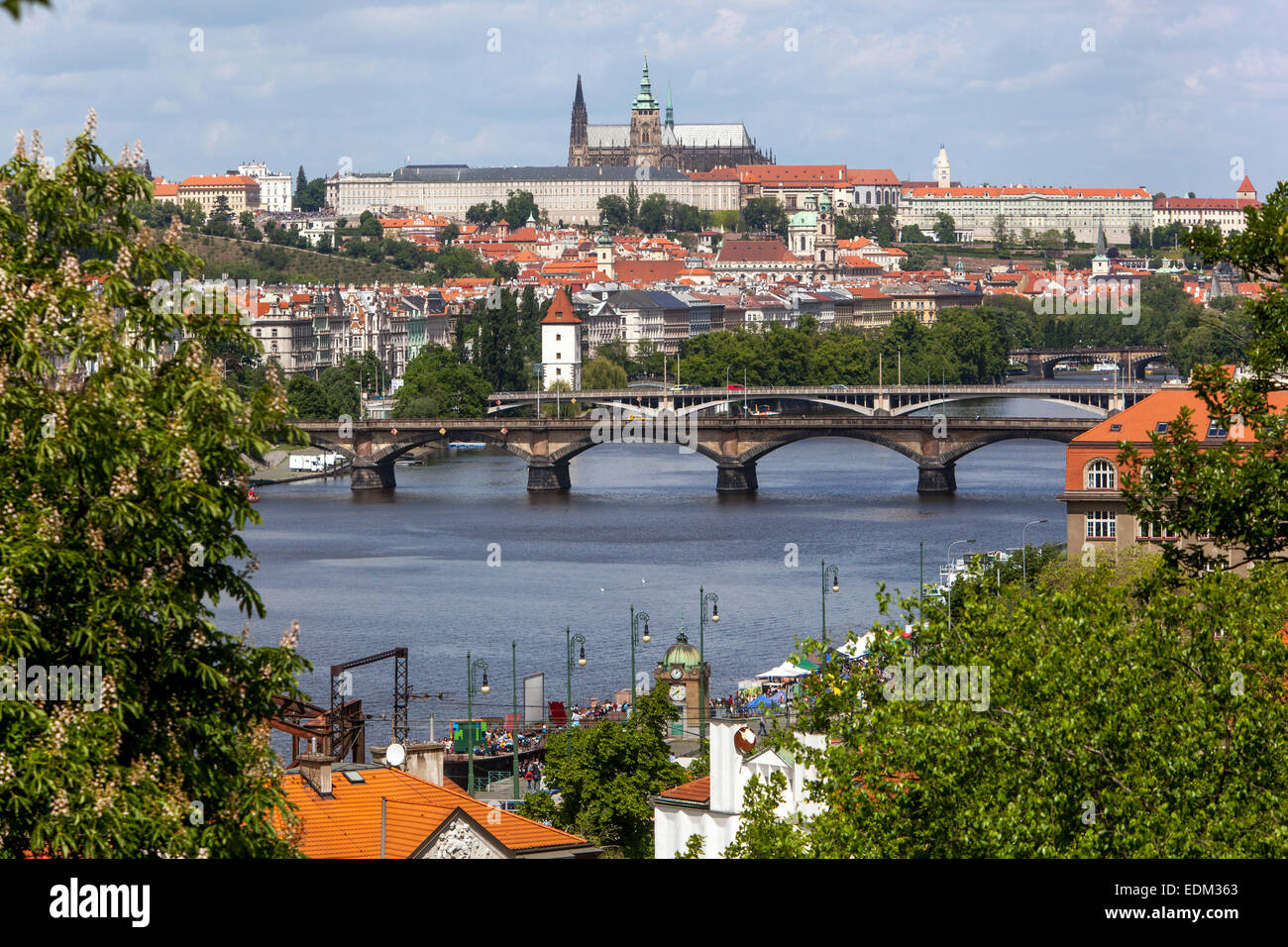 Panoramablick auf die Prager Burg mit Brücken über die Moldau, Blick auf die Tschechische Republik Prag von der Moldau, Brücke Moldau in Prag Stockfoto