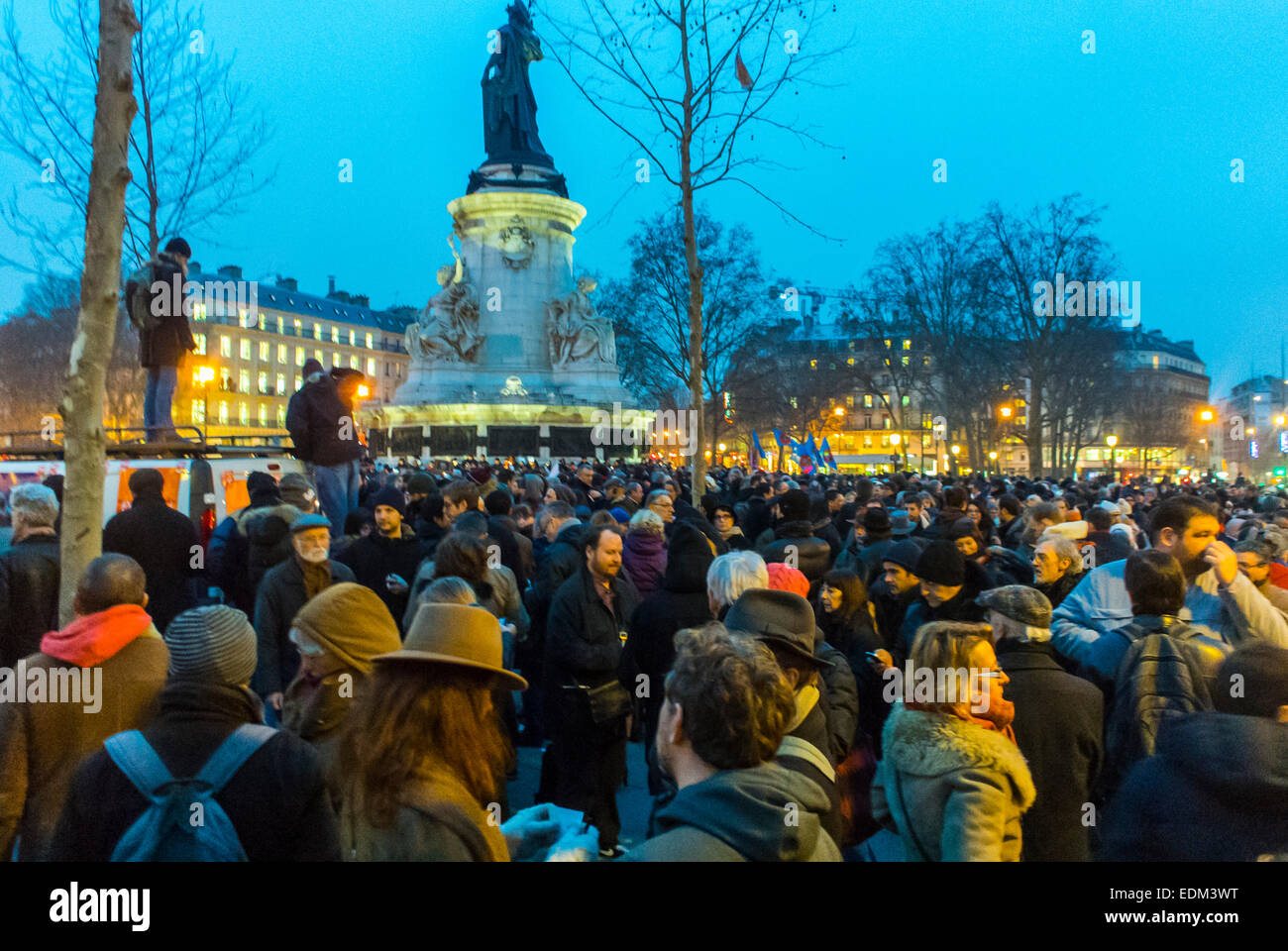 Paris, Frankreich. Demonstration gegen den Terrorismus nach einem Schussangriff auf die französische Zeitung Charlie Hebdo, Massenproteste trauern Frauennachtsdemonstration, Crowdszene, „je suis Charlie Paris“ demonstration der pariser republique Stockfoto