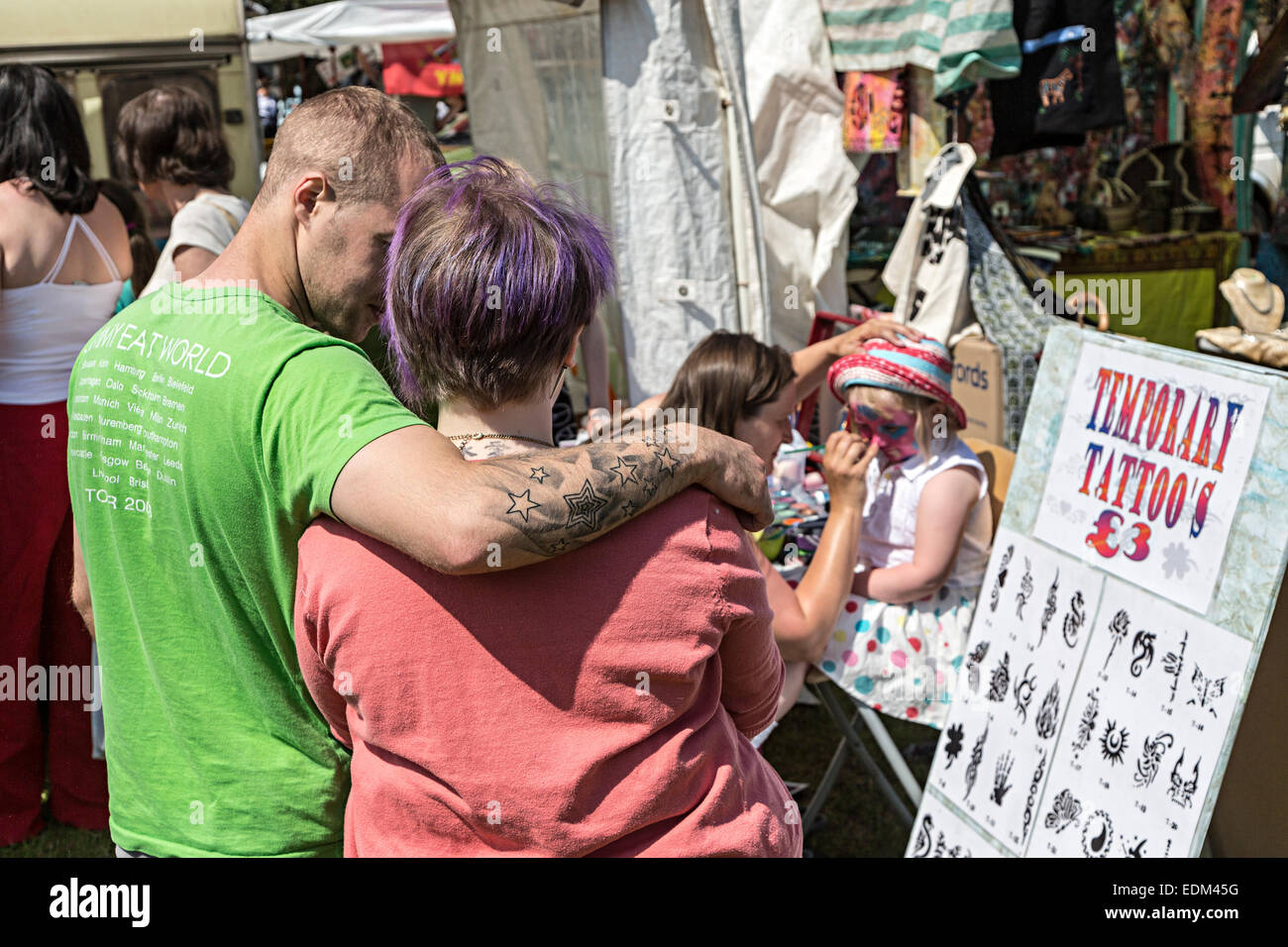 Kinderschminken und temporäre Tattoos stehen auf Messe, Steam Rally, Abergavenny, Wales, UK Stockfoto