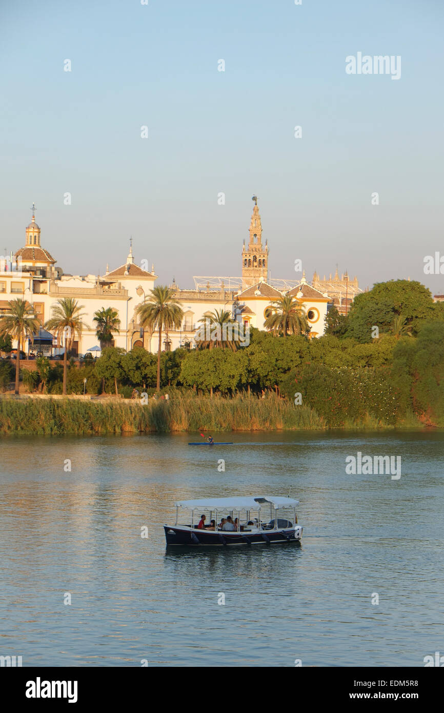 Sevilla Spanien: Flusskreuzfahrt wie die Sonne untergeht Stockfoto
