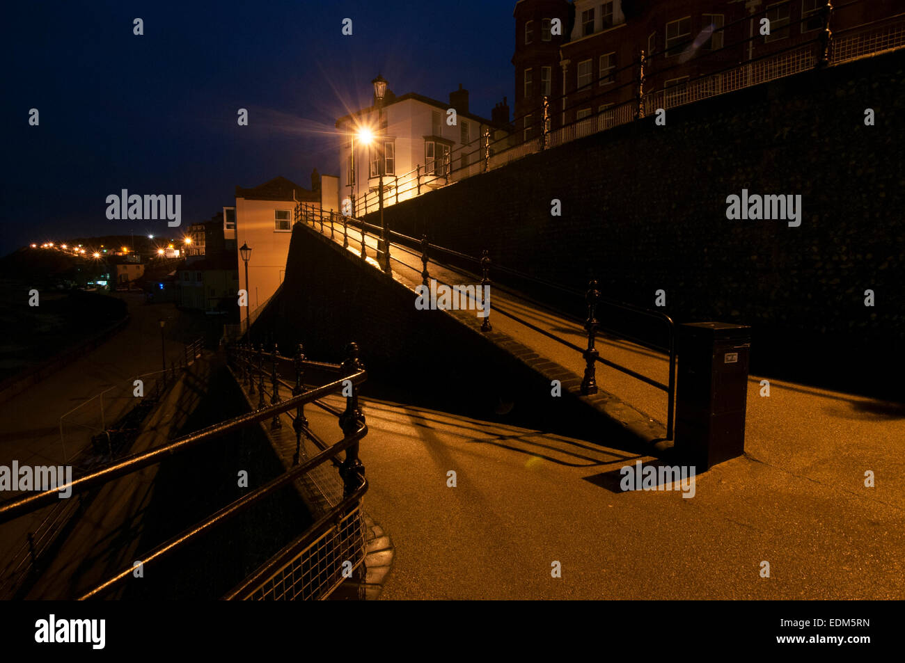 Dunkle Straßen in der Nacht am Eingang zum Cromer Pier, Norfolk England UK Stockfoto