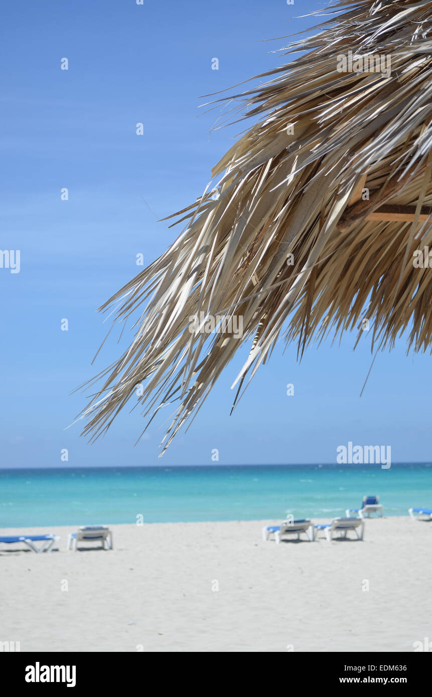 Strand mit Sonnenschirm und Liegestühlen Stockfoto
