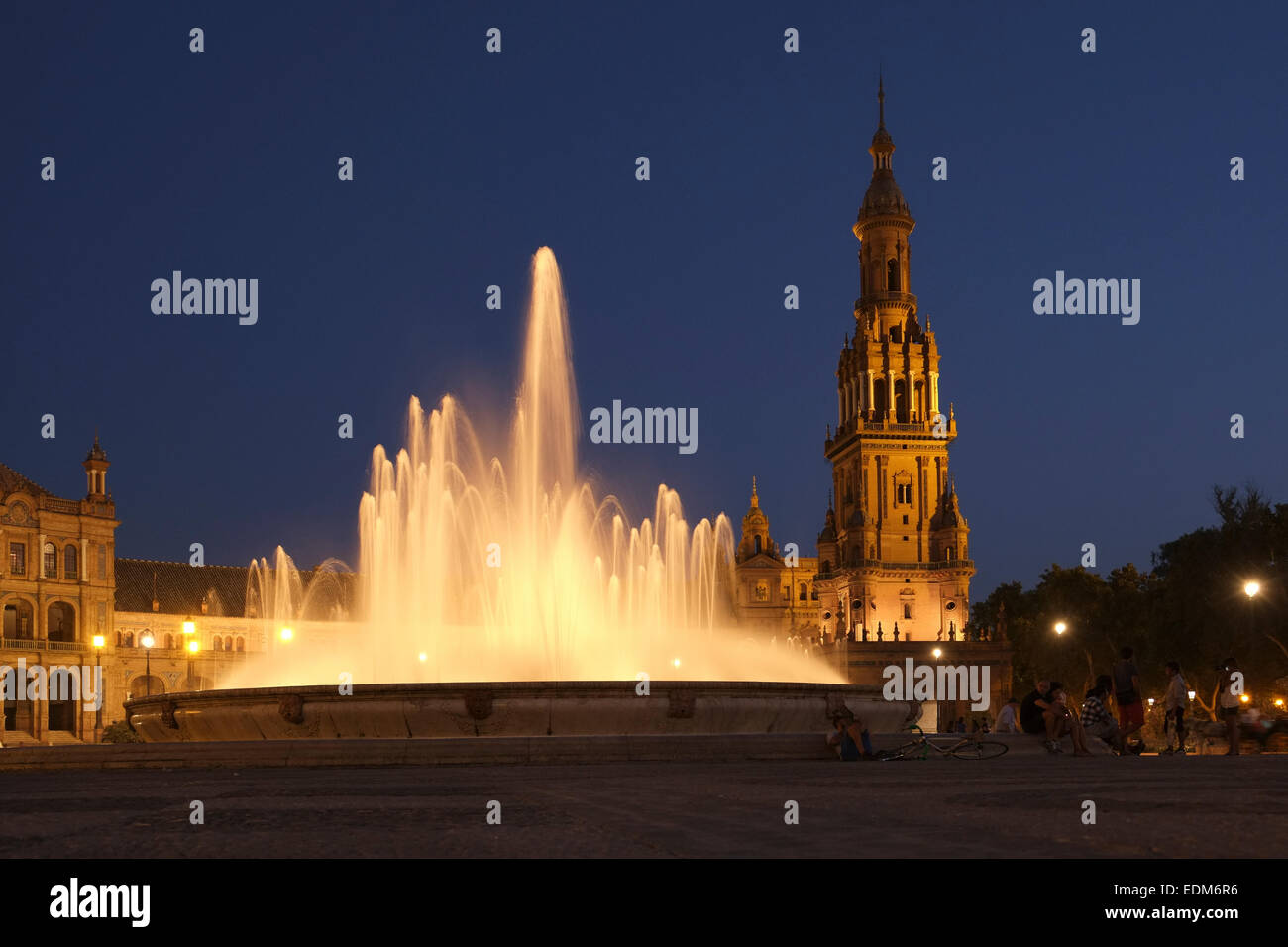 Sevilla-Spannweite: Plaza De Espana und Brunnen beleuchtet bei Nacht Stockfoto