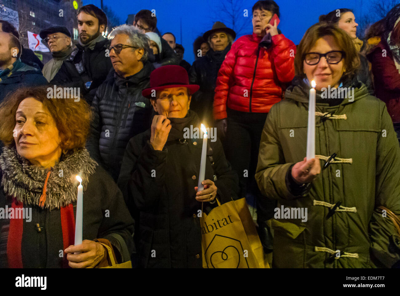 Paris, Frankreich, Große Crod-Leute, Frauen, Demonstration Gegen Den Terrorismus, nach dem Angriff auf die französische Zeitung Charlie Hebdo, Frauen mit Kerzen, vor 'je suis Charlie paris' Stockfoto