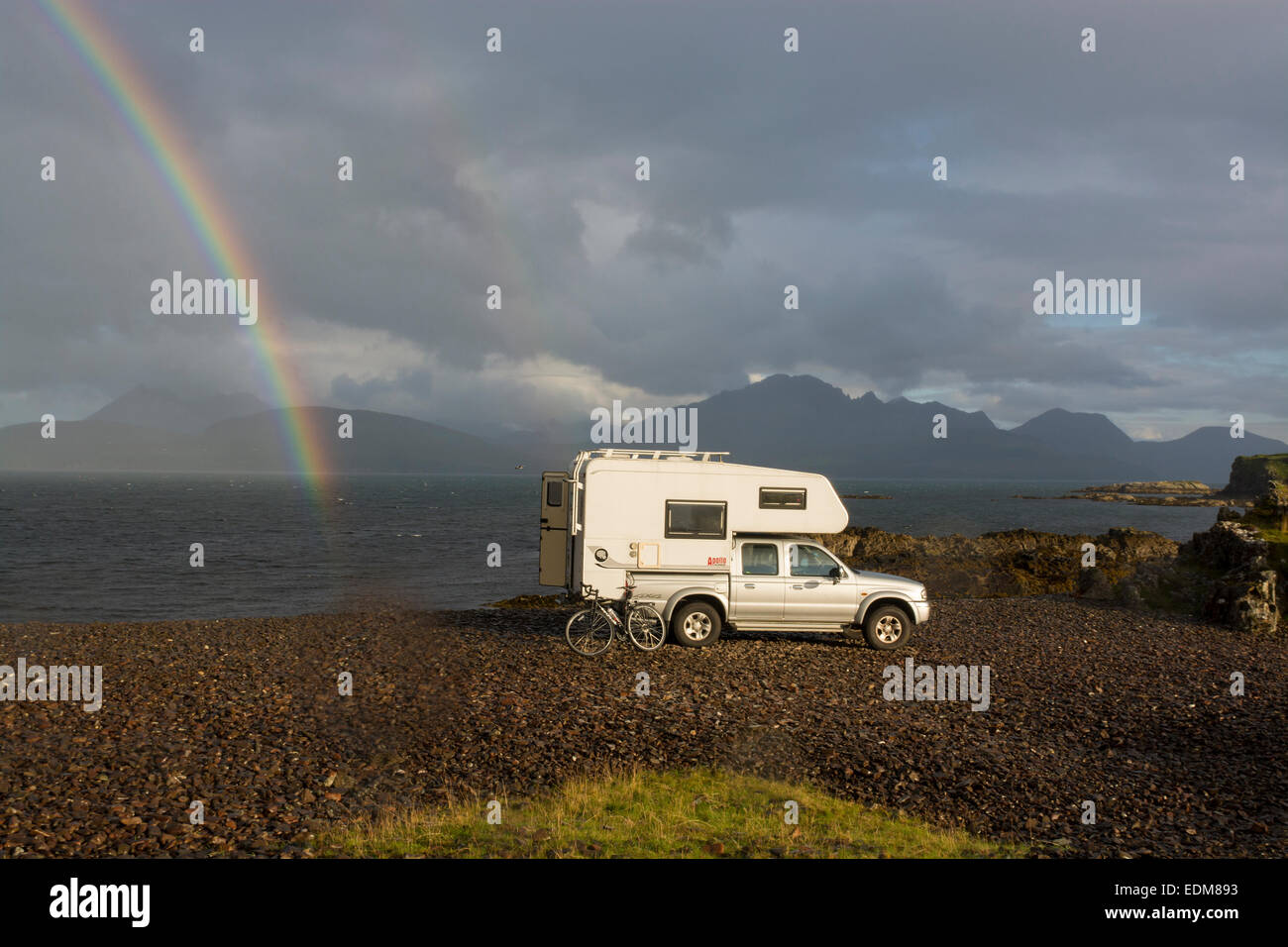 Camper van und Regenbogen Tokavaig skye Stockfoto