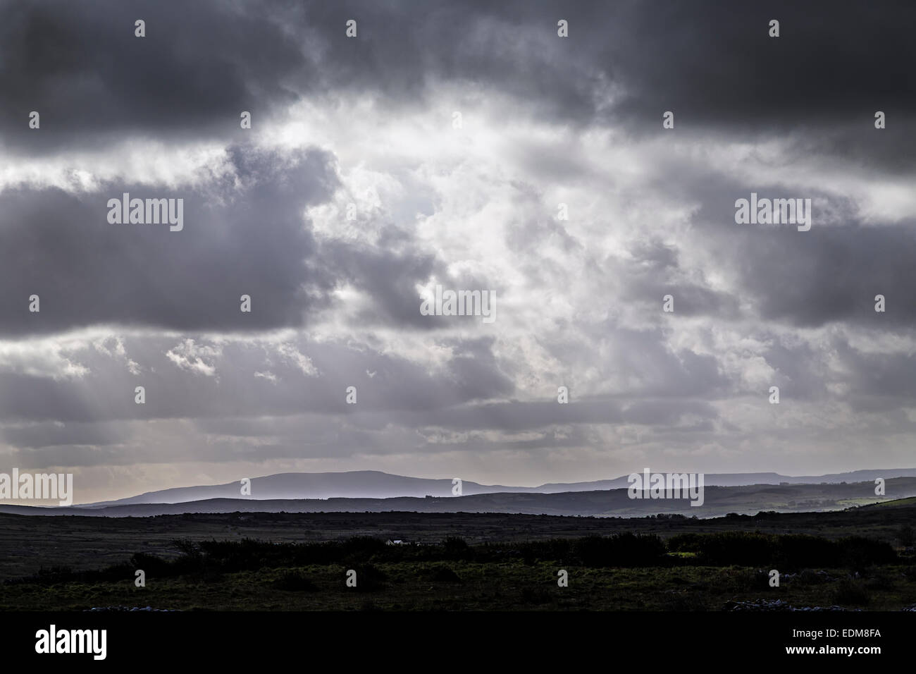 Dunkle Wolken im Himmel über der Landschaft am dies Chomain, Co. Clare, Irland Stockfoto