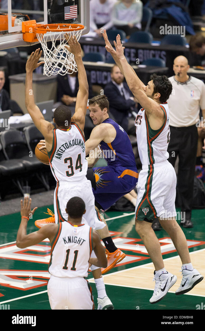 6. Januar 2015: Phoenix Suns Guard Goran Dragic (1) wird in der Luft von Milwaukee Bucks Center Zaza Pachulia (27) gefangen und Giannis Antetokounmpo (34) zu schützen, während das NBA-Spiel zwischen den Phoenix Suns und den Milwaukee Bucks im BMO Harris Bradley Center in Milwaukee, WI. Sonnen besiegt die Bucks 102 / 96. John Fisher/CSM Stockfoto