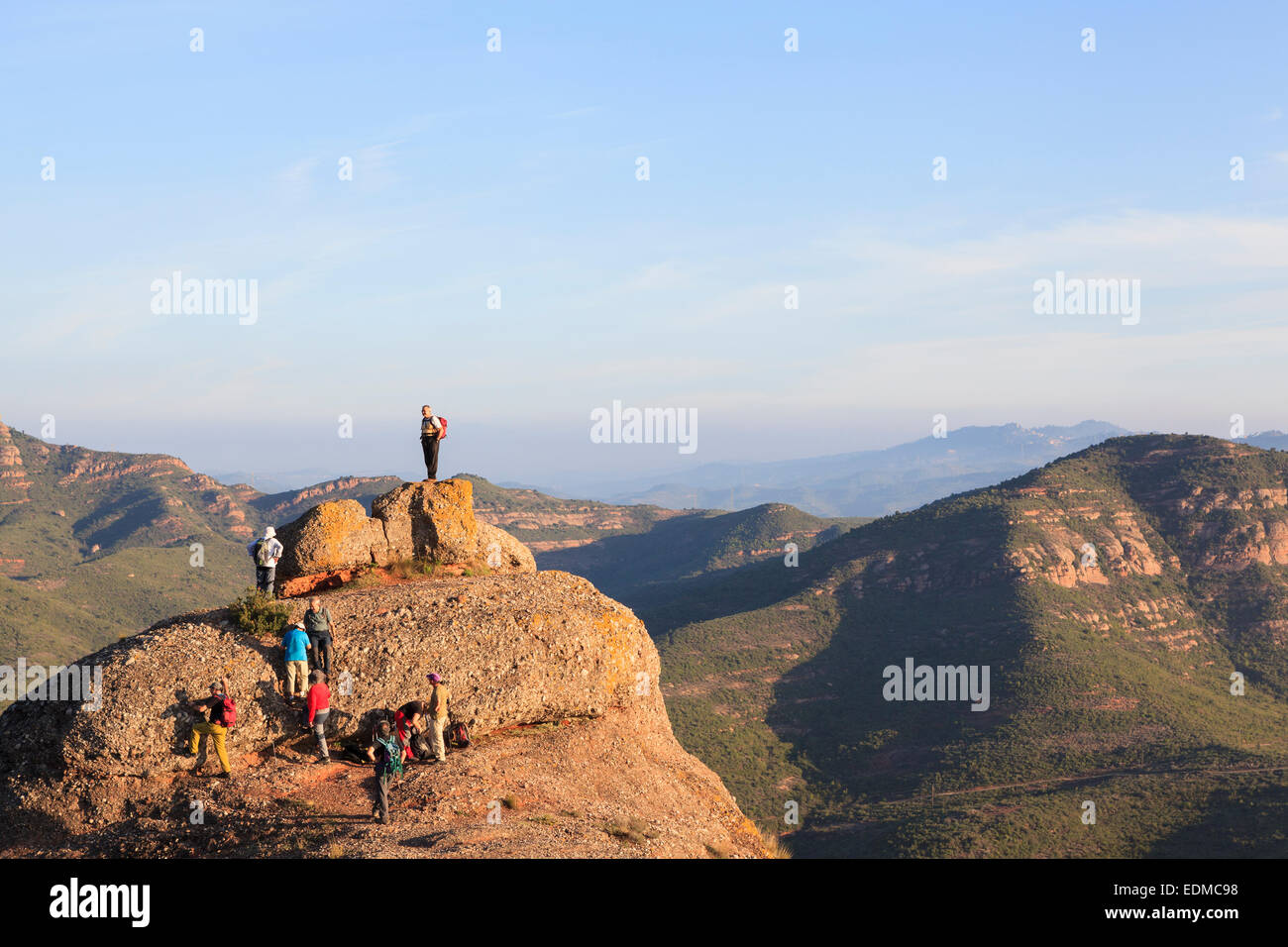 Gruppe von älteren Wanderern Klettern Felsformation. Sant Llorenc del Munt ich Naturpark Serra de l'Obac. Catalunya. Spanien. Stockfoto