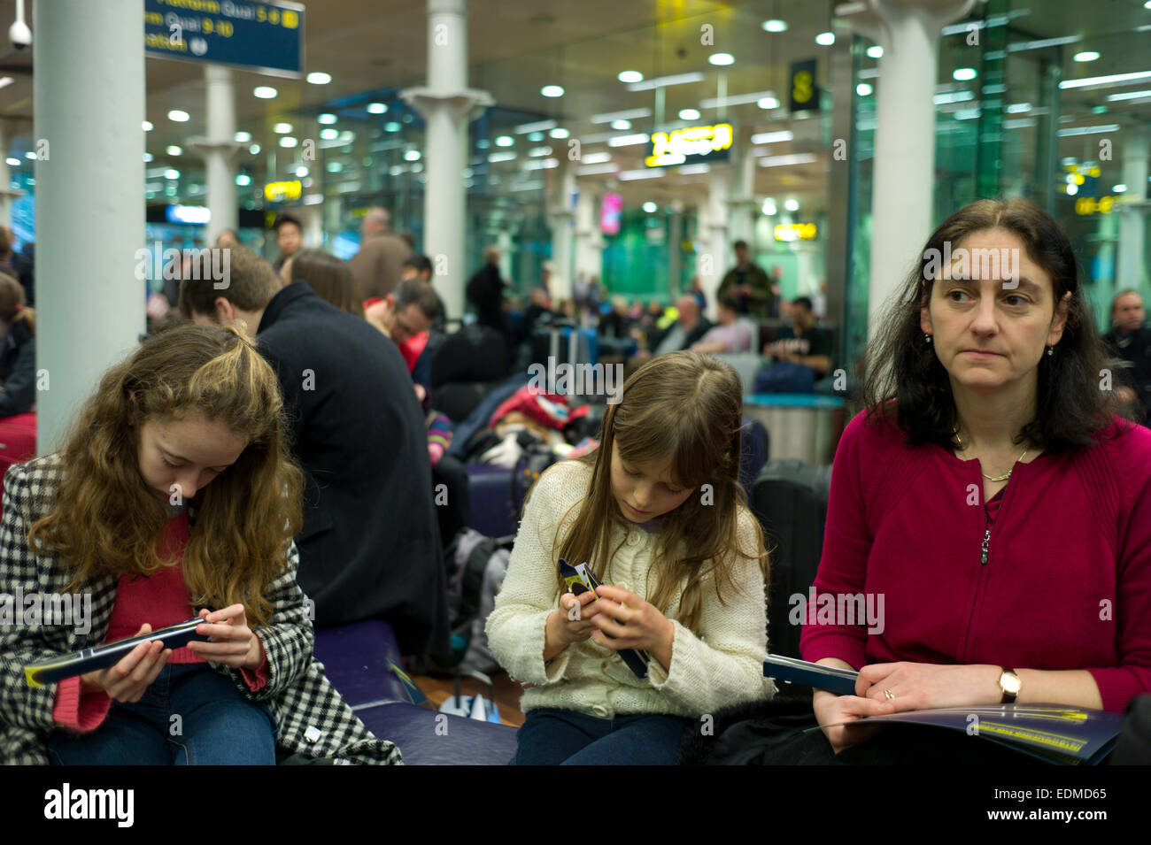 Menschen in den Warteraum im Bahnhof St Pancras in London für ein Eurostar-Zug Stockfoto