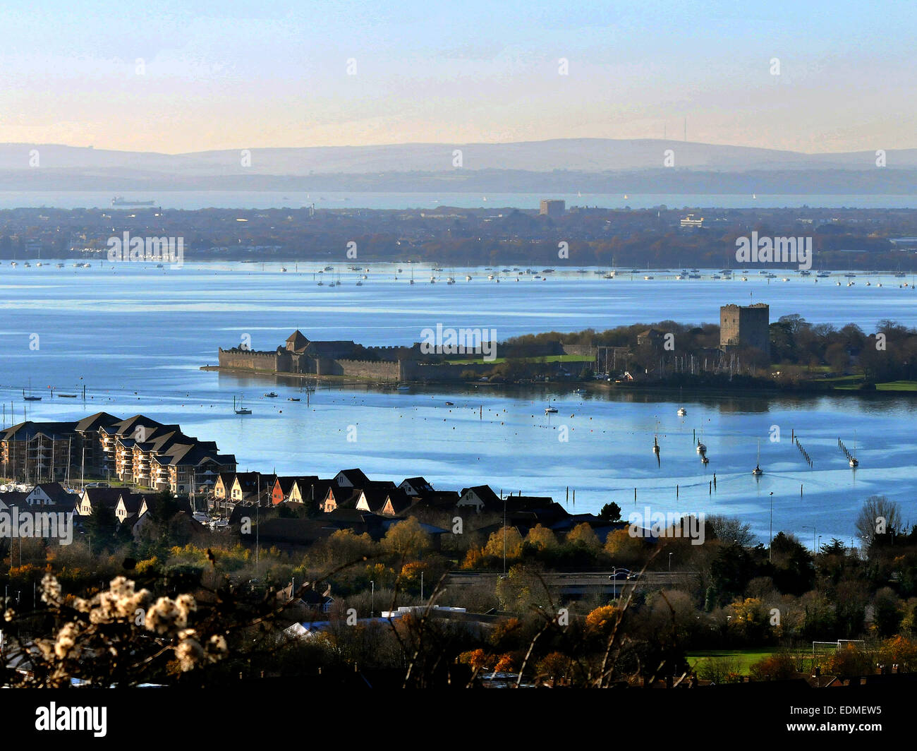 Die Morgensonne früh am geht über Portchester Castle im Hafen von Portsmouth, Hampshire Stockfoto