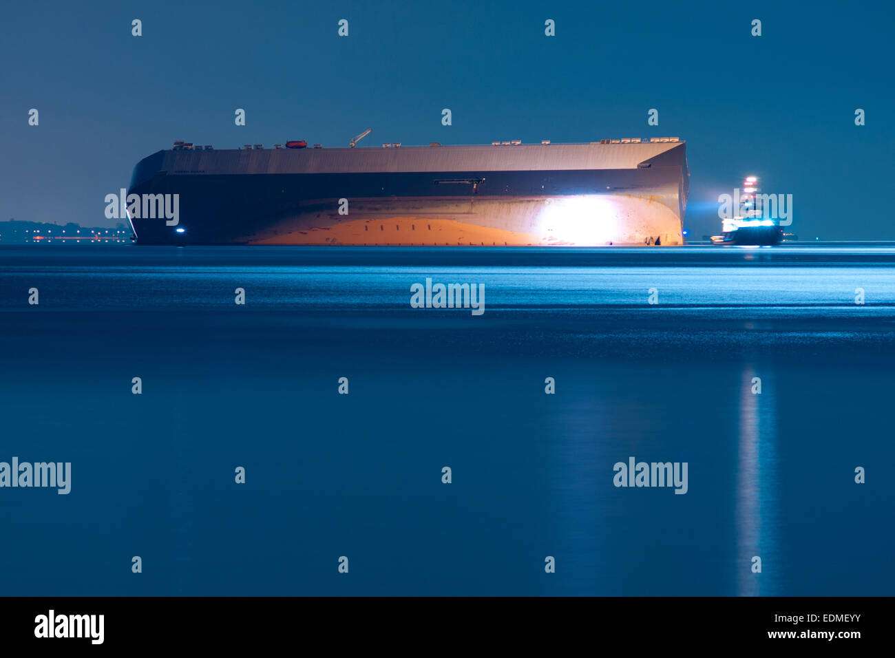 Brambles Bank Sandbank im Solent, UK. 6. Januar 2015. Hoegh Osaka Frachtschiff von Mondlicht und Begleitung von Schiffen in der Nacht des 6. Januar 2015 beleuchtet.  Der Frachter wurde bewusst auf die Brambles Bank Sandbank im Solent, instabil nach Southampton verlassen geerdet. Bildnachweis: Esme Vangelis/Alamy Live-Nachrichten Stockfoto