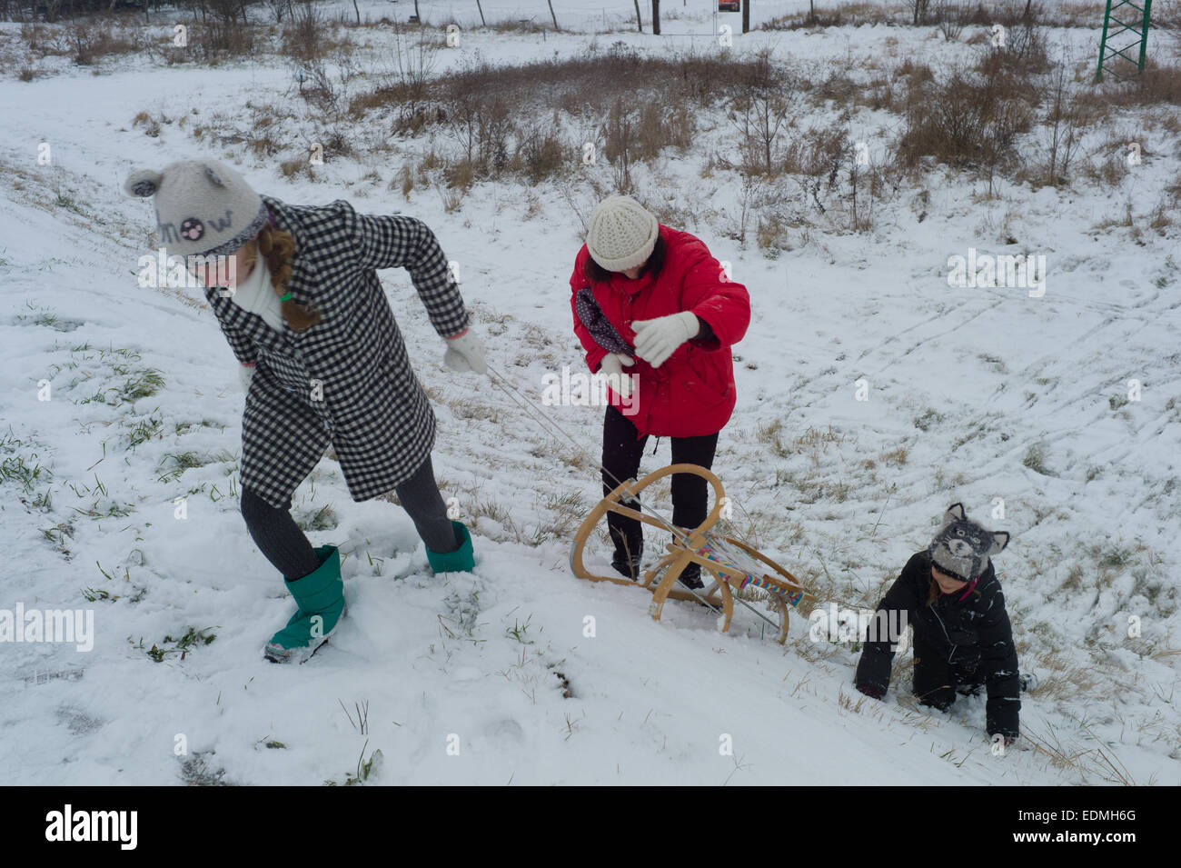 Mutter und Kinder spielen im Schnee in der Novey Zamkey Slowakei Stockfoto