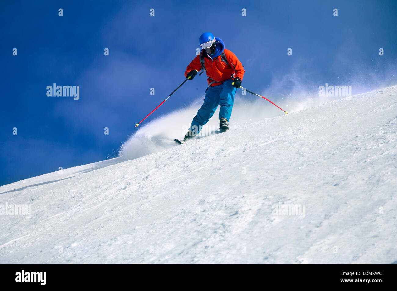 Skifahrer Abfahrt im Hochgebirge und sonnigen Tag Stockfoto