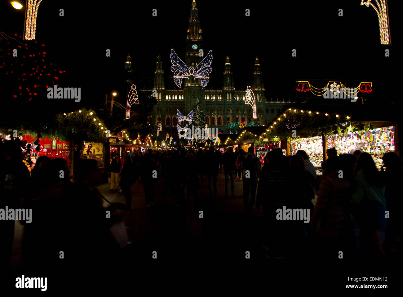 Festliche Wiener Christkindlmarkt (Weihnachtsmarkt) stammt aus dem Jahre 1294 und findet auf dem Rathausplatz. Stockfoto