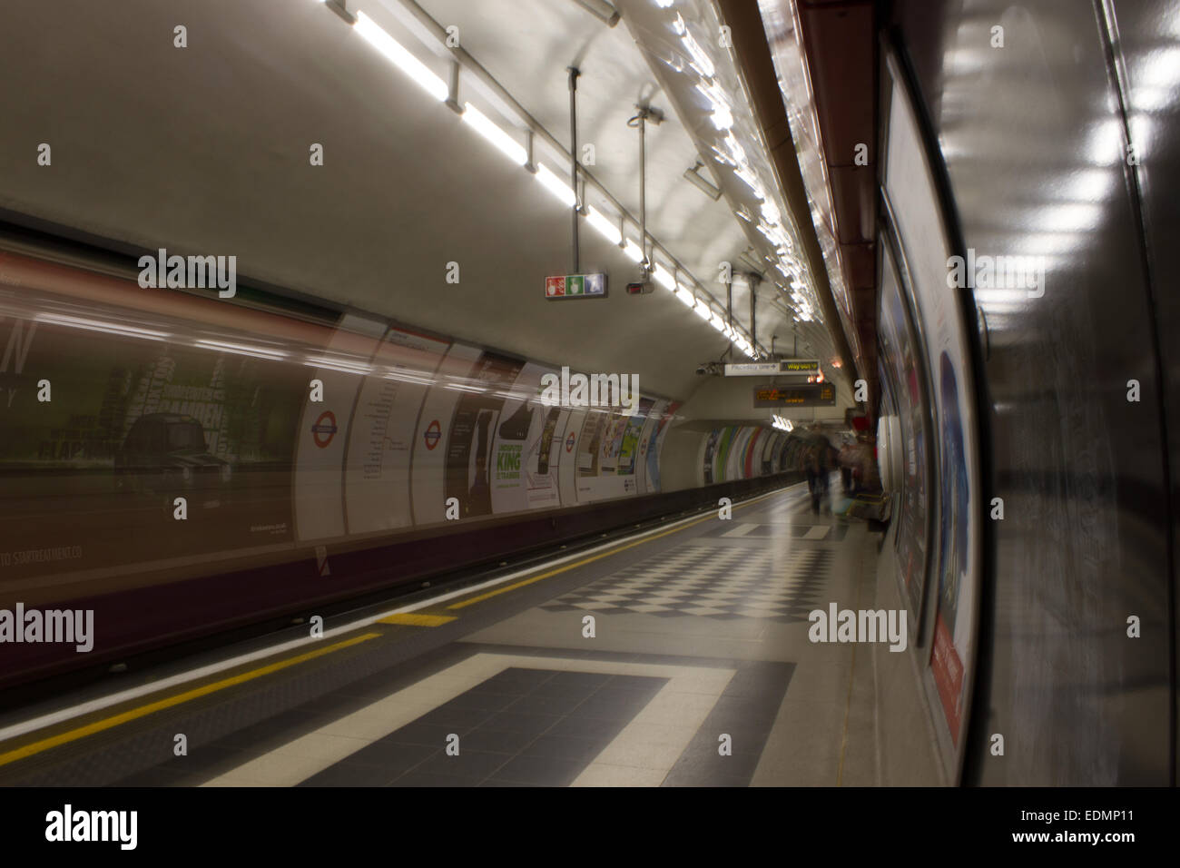 Holborn Tube Station London als Zug zieht aus Stockfoto