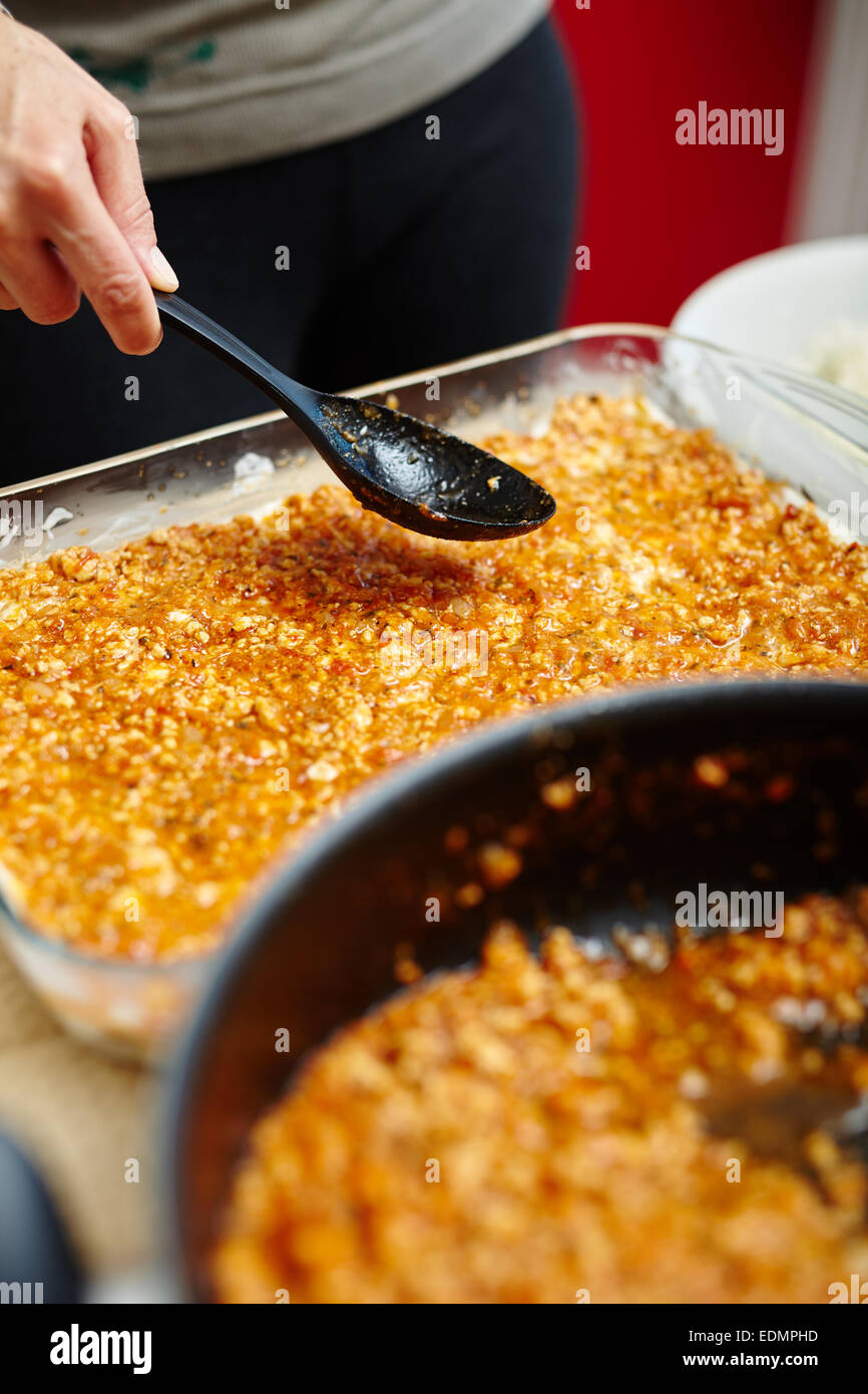 Kochen Lasagne, putting Grind Fleisch Rezept in die Schale füllen Stockfoto