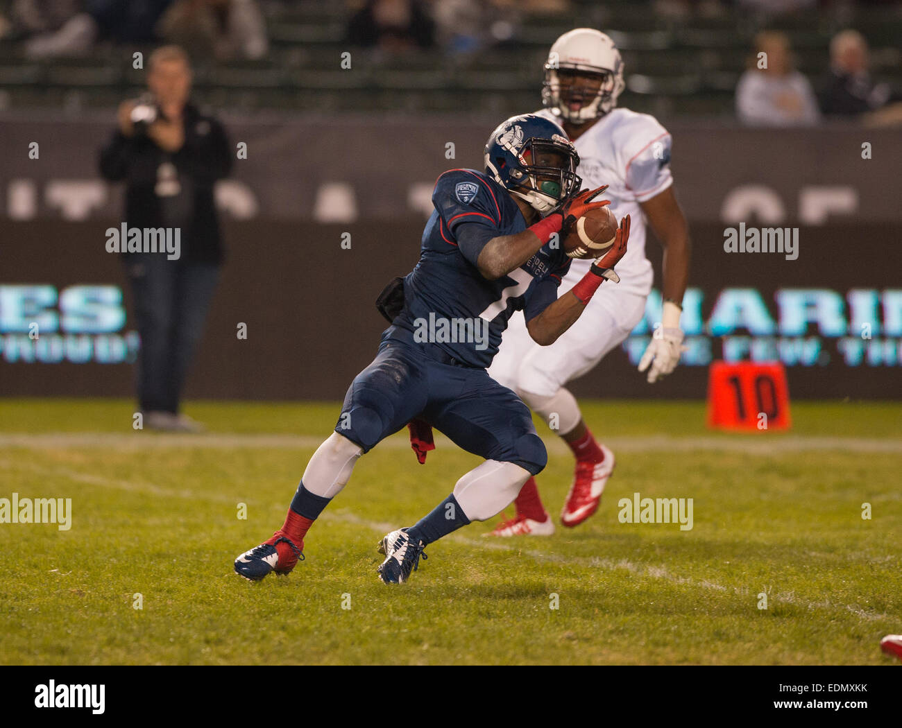 Carson, CA. 4. Januar 2015. East Coast Blue Team und Louisville Cardinals verpflichten sich Sportler (7) Tra'Veon Samuel macht man seine vier Fänge während der 4. jährlichen Semper Fidelis All-American Bowl Football-Spiel zwischen dem blauen Team von der Ostküste und das weiße Team von der Westküste am StubHub Center in Carson, Kalifornien. Die Ostküste blau-Team besiegt die Westküste weiße Team 24-3. (Obligatorische Credit: Juan Lainez/MarinMedia/Cal Sport Media) © Csm/Alamy Live-Nachrichten Stockfoto