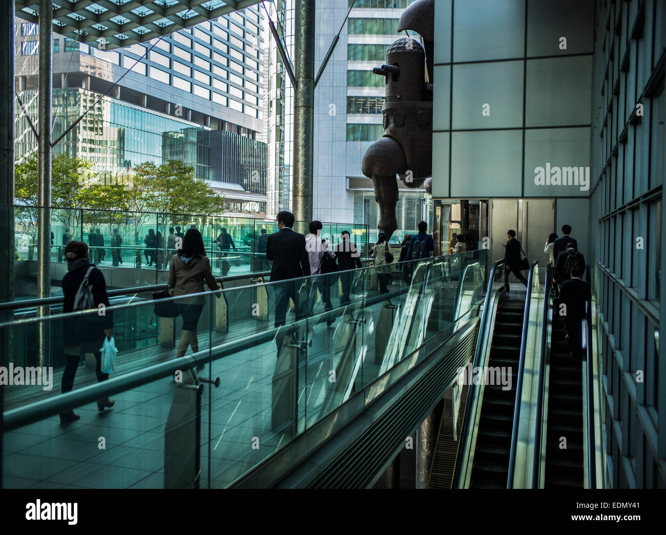 Büroangestellte, die machen ihren Weg zur Arbeit am 08:30 in Shiodome Geschäft Bezirk von Tokio, Japan. Stockfoto